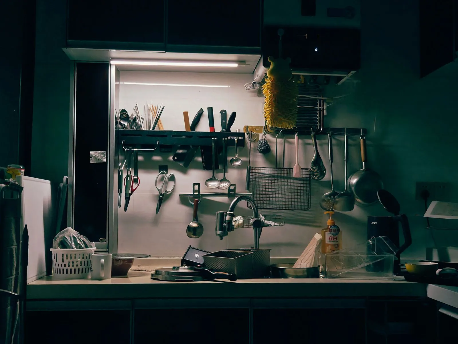 Cuisine organisée avec bocaux alignés, plans de travail dégagés et ingrédients prêts pour cuisiner.